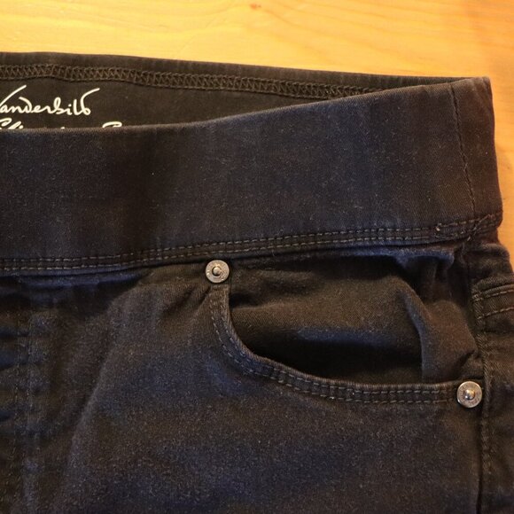 Gloria Vanderbilt, All around slimming effect black short, elastic waist - Picture 4 of 6